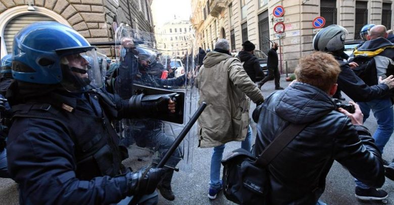 Protesta Tassisti Roma, Scontri davanti sede del PD: un ferito