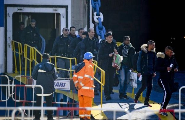 Traghetto Tirrenia Cagliari-Napoli, assaltato dai Migranti: viaggiatori derubati 1