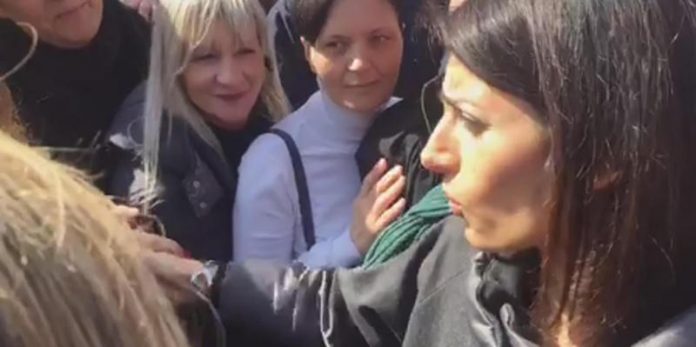 virginia-raggi-tassisti Protesta Tassisti Roma, Virginia Raggi in piazza: