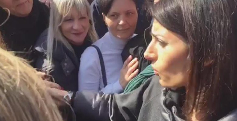Protesta Tassisti Roma, Virginia Raggi in piazza: "Noi siamo con voi"