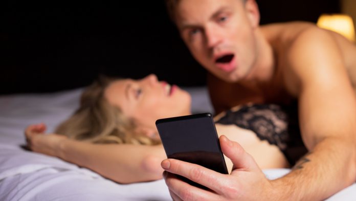Surprised man looking at his phone Rumuki, l'App che previene la diffusione di filmati privati: come funziona?