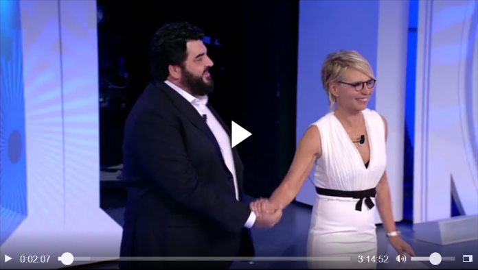 cannavacciuolo-ce-posta-per-te-11-marzo-2017 Cannavacciuolo a C'è Posta per Te: lo chef apre l'ultima puntata (video)