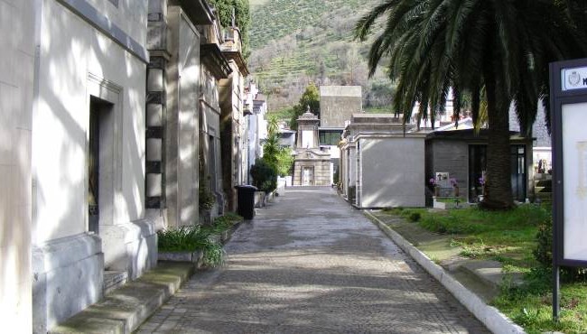 Sala Consilina, Ladri al Cimitero: svariati furti di arredi funerari