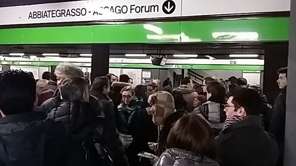 Metro Bloccata a Milano: Allarme bomba per il borsone di un Bagarino