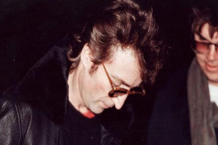 john Lennon John Lennon: all'Asta l'album autografato al suo assassino