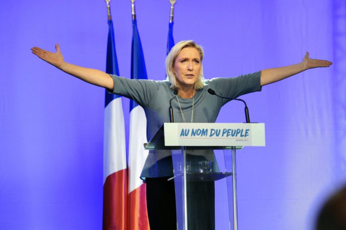 TOPSHOT-FRANCE-POLITICS-CONGRESS-PARTY-FN Sondaggi Elettorali Francia 2017, Macron supera Le Pen 2