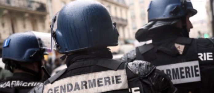 polizia-francese Parigi, Allarme Bomba: Evacuato Polo Finanziario del Tribunale