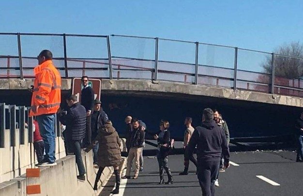 Ponte Crollato Sull'Autostrada A14: 2 Morti