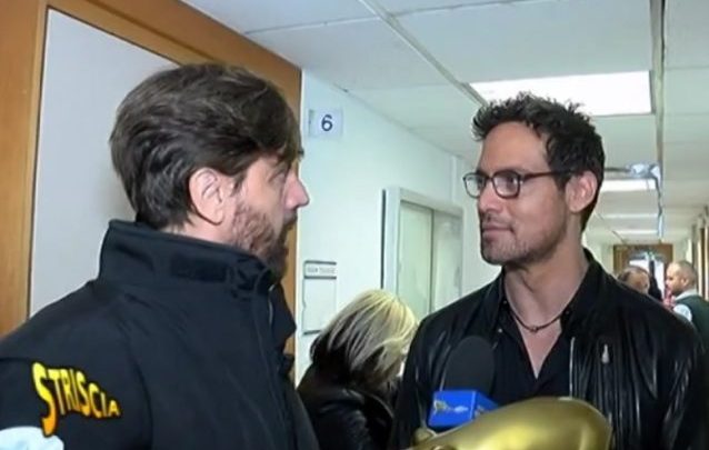 Gabriel Garko riceve il Tapiro d'Oro da Staffelli