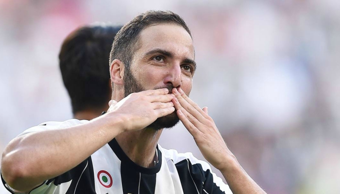 Higuain bacio verso gli spalti in Napoli-Juve