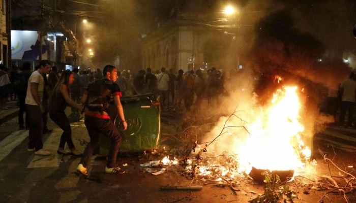 Protesta Paraguay, Parlamento assaltato e incendiato: un morto