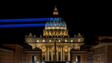 Photo of Greenpeace contro Trump: Proiezione a San Pietro “Planet Earth First”