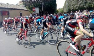 Il gruppo nella prima parte della quinta tappa. Tra i corridori si riconosce Mikel Landa (Team Sky)
