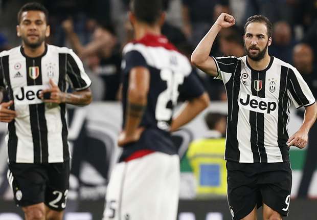 Higuain gaffe Dani Alves