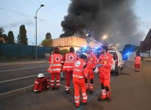 Photo of Milano, incendio nel deposito di rifiuti di Bruzzano: case evacuate