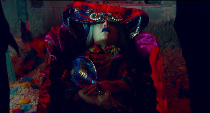 Kesha nel video di Praying