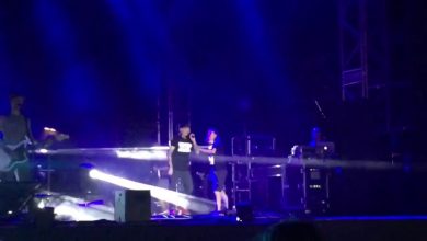 Photo of J-Ax cade sul palco durante il concerto a Roma (Video)