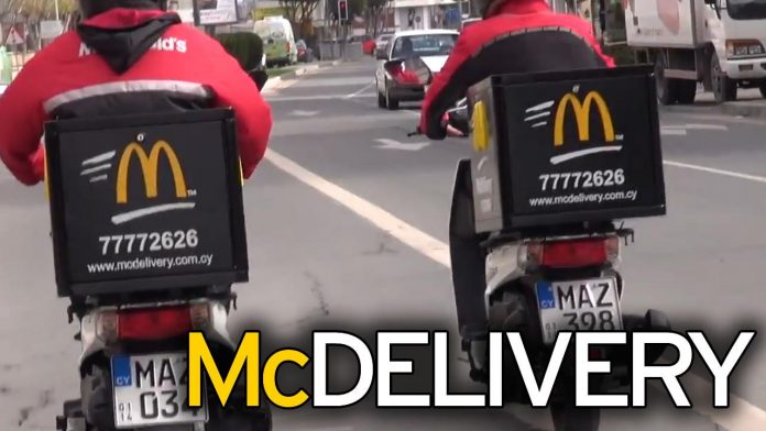 Belen Rodriguez consegna i panini McDonald's a domicilio Belen Rodriguez consegna i panini McDonald's a domicilio