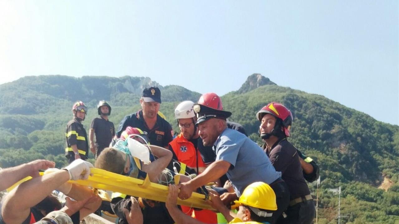 Terremoto Ischia salvati fratellini
