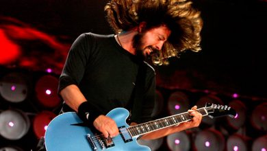 Photo of Foo Fighters: Dave Grohl  regala le sue Sneakers ad una fan