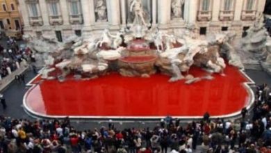 Photo of Vernice rossa nella fontana di Trevi a Roma