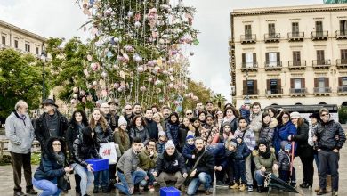 Photo of Palermo: Il comico, i bambini e l’albero tanto discusso