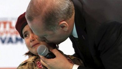 Photo of Erdogan a una bambina: “Se diventerà martire l’avvolgeremo nella bandiera turca”