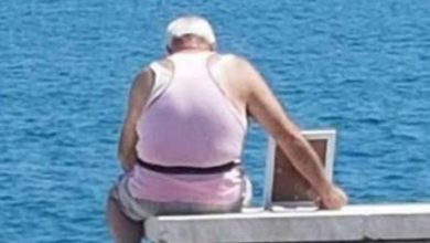 Photo of Anziano porta la foto della moglie con sé al mare