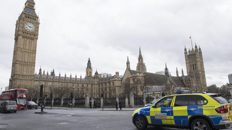 londra-news-auto-contro-parlamento