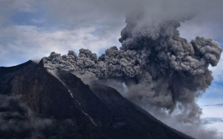 Indonesia: eruzione del vulcano Soputan sull'isola di Sulawesi
