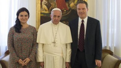 Photo of Dimesso il portavoce della Sala Stampa Vaticana Greg Burke e la vice Ovejero