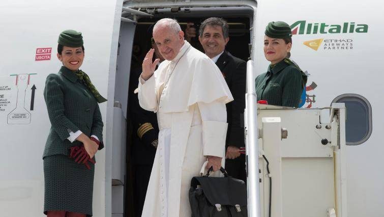 Papa-Francesco-sull-aereo-per-Fatima-un-viaggio-di-preghiera_articleimage