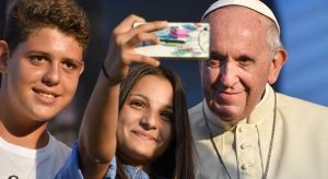 papa-selfie-social-20181024083534.thumbnail.cropped.1000.563