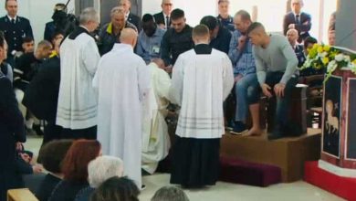 Photo of Giovedì Santo 2019, Papa Francesco lava i piedi ai detenuti del carcere di Velletri