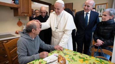 Photo of Papa Francesco visita a sorpresa i malati di Alzheimer a Roma