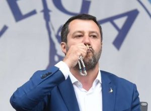 matteo-salvini-con-il-rosario-1159779