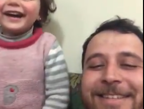 Photo of Guerra in Siria, padre e figlia ridono sotto le bombe (VIDEO)