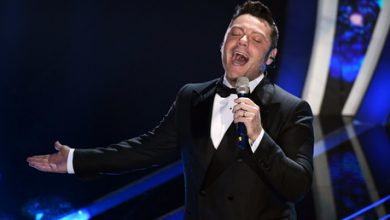 Photo of Tiziano Ferro si commuove mentre canta “Almeno tu nell’universo” – VIDEO –