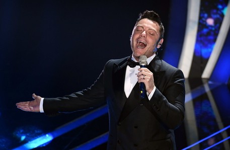 Tiziano Ferro si commuove