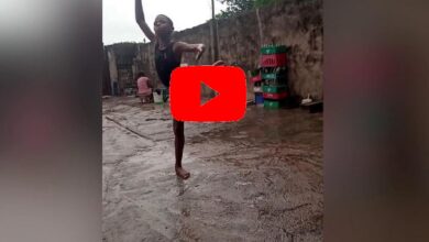 Photo of Bambino balla a piedi nudi sotto la pioggia in Nigeria (Video)